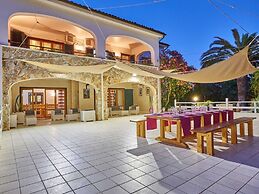 Villa in Pozzallo Near Sandy Beaches
