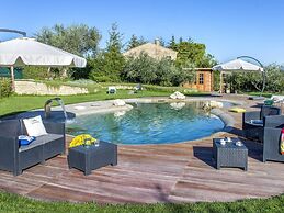 Lavish Home in Fermo With Pool