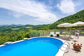 Villa in Pergola With Pool and Beach Nearby