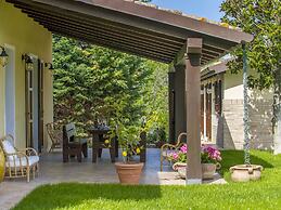 Tranquil Retreat With Valley Views