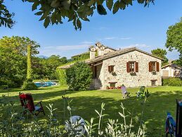 Marche Villa Close Culture