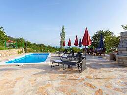 Gorgeous Villa in Tučepi with Private Swimming Pool