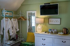 Idyllic Country Suite