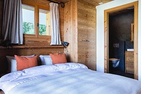 Authentic Swiss Spa Chalet Hot Tub & Sauna