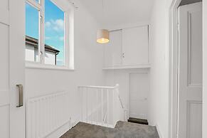 Heathrow Living Stanwell Serviced House