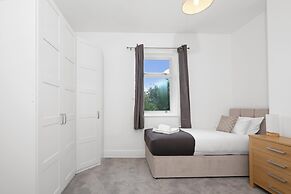 Heathrow Living Stanwell Serviced House