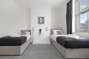 Heathrow Living Stanwell Serviced House