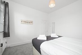 Heathrow Living Stanwell Serviced House