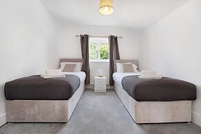 Heathrow Living Stanwell Serviced House