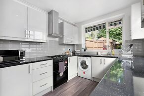 Heathrow Living Stanwell Serviced House