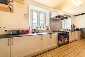 Old School House Sleeps 26, Pets