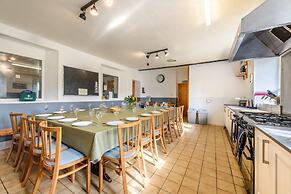 Old School House Sleeps 26, Pets