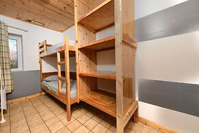 Old School House Sleeps 26, Pets