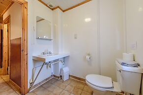 Old School House Sleeps 26, Pets