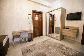 Leader Hotel
