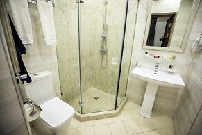 Leader Hotel
