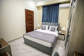 Leader Hotel