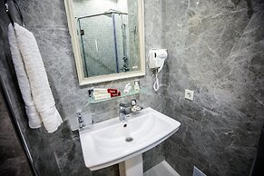 Leader Hotel