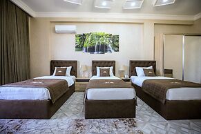 Leader Hotel