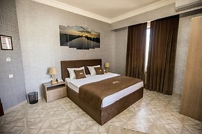 Leader Hotel