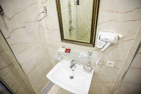 Leader Hotel