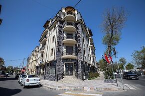 Leader Hotel