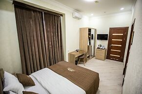 Leader Hotel