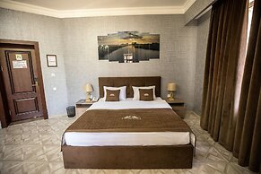 Leader Hotel