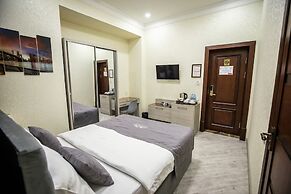 Leader Hotel