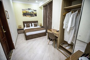 Leader Hotel