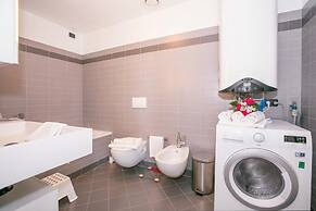 Penthouse-LakeView-AC-PrivateGarden