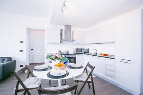 Penthouse-LakeView-AC-PrivateGarden