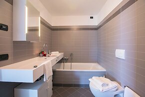 Penthouse-LakeView-AC-PrivateGarden