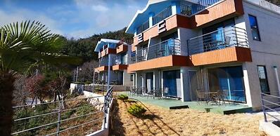 Blue Road Town Pension-Crystal