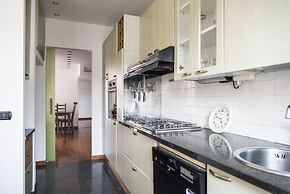 Bright Terrace Apartment in University District