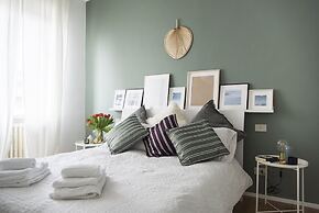 Sweet Flat near Metro Stop