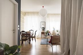 Sweet Flat near Metro Stop