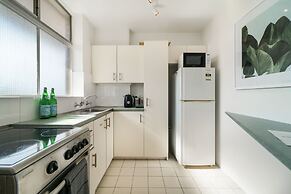 Bright And Sunny Studio Apartment