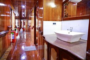 Coco HouseBoat
