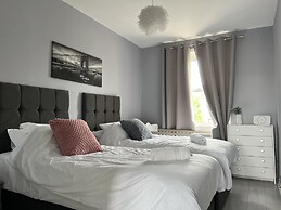 2 Bedroom Flat - Sleeps 4 - Parking - Wifi