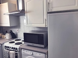 2 Bedroom Flat - Sleeps 4 - Parking - Wifi
