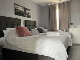 2 Bedroom Flat - Sleeps 4 - Parking - Wifi
