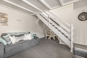 Cottage - Sleeps 6 - Pet Friendly - Patio