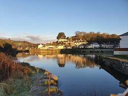Cottage - Sleeps 6 - Pet Friendly - Patio