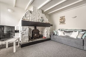 Cottage - Sleeps 6 - Pet Friendly - Patio