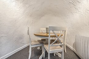 Cottage - Sleeps 6 - Pet Friendly - Patio