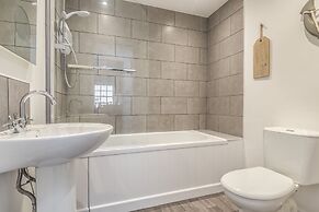 Cottage - Sleeps 6 - Pet Friendly - Patio
