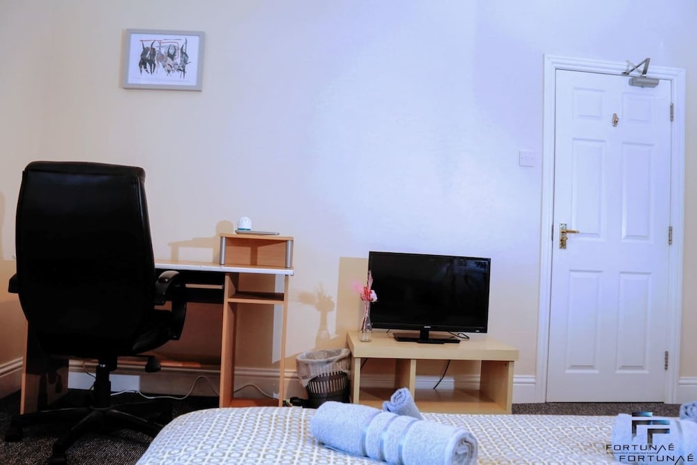 Beautiful 5-bed House Roker Beach