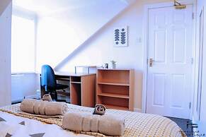 Beautiful 5-bed House Roker Beach