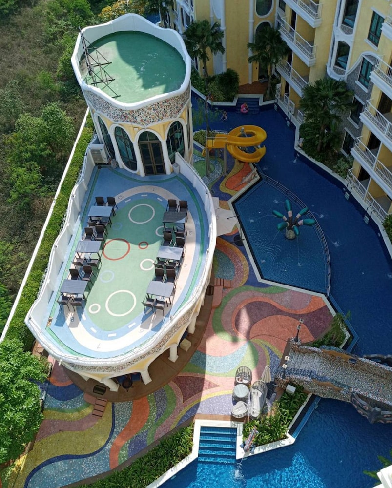 Espana Condo By Som